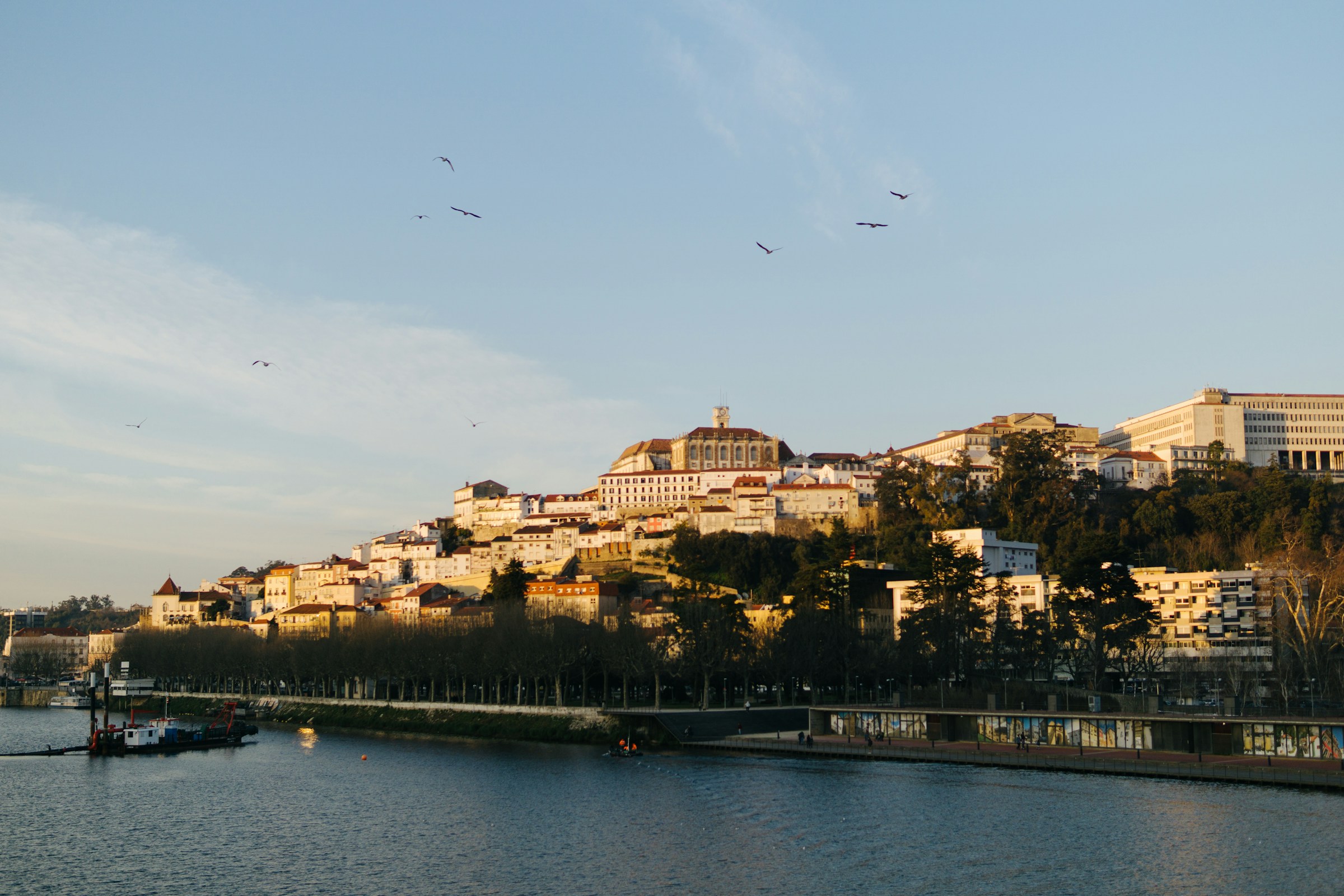 Destino de viagem ao pôr do sol